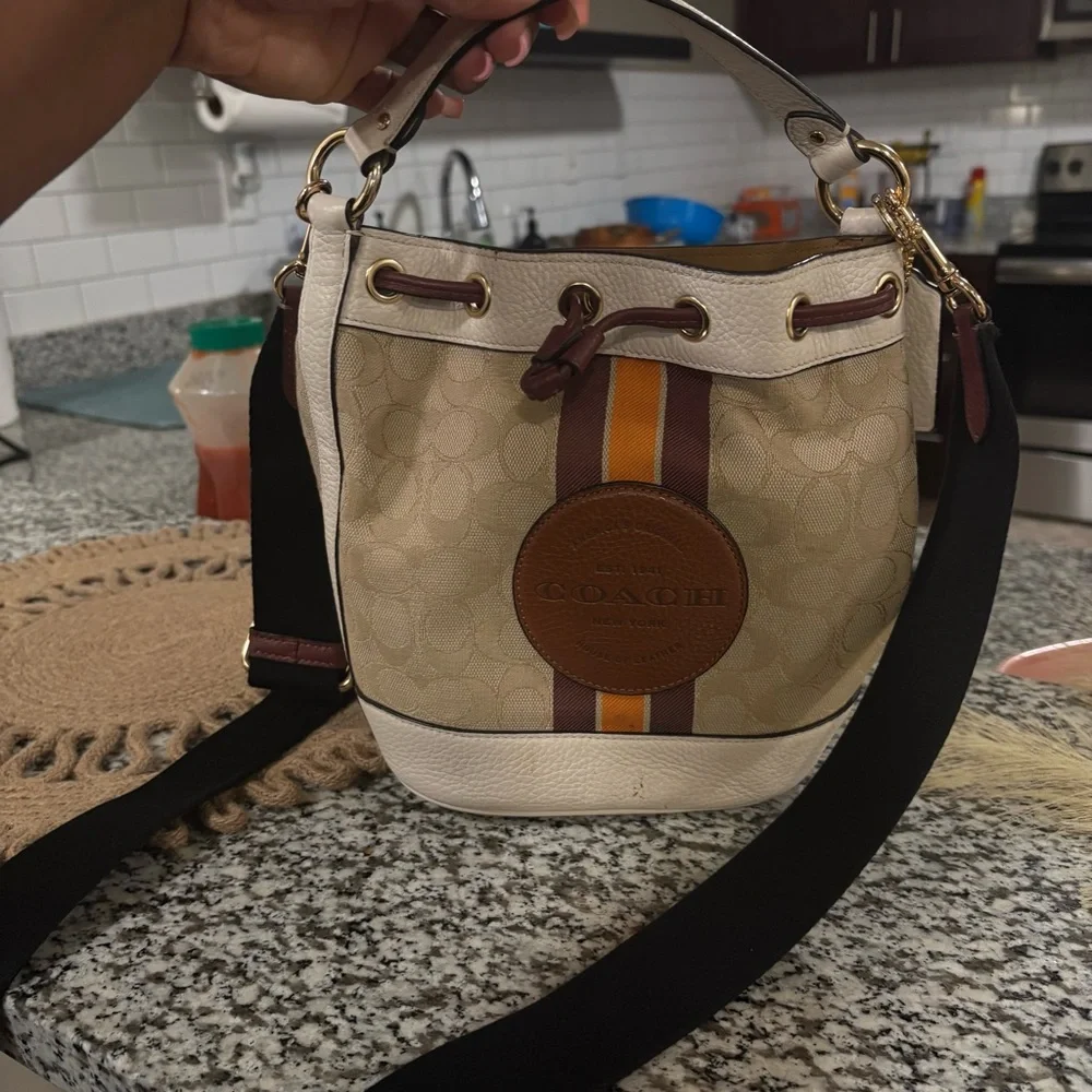 COACH DEMPSEY DRAWSTRING
BUCKET BAG IN SIGNATURE JACQUARD WITH STRIPE AND PATCH - Picture 1 of 3